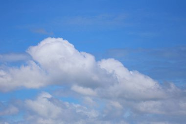Gündüz arkaplanda beyaz bulutlu mavi gökyüzü tasarım için çalışma fikri konseptinizde.