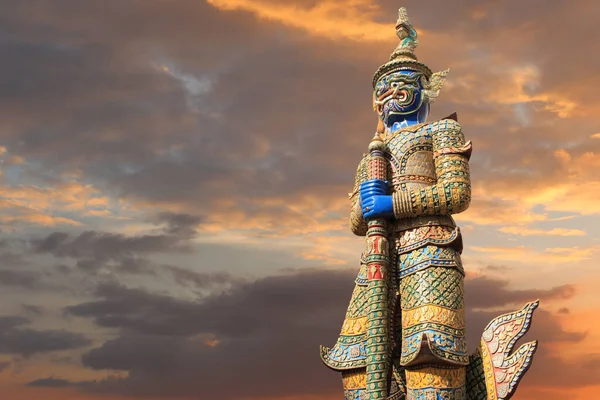 Statue Giganti Nella Letteratura Thailandese Sullo Sfondo Del Cielo Crepuscolare — Foto Stock