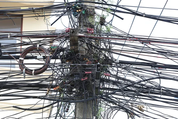 Los Cables Los Postes Eléctricos Están Enredados Línea Señal Desordenada —  Fotos de Stock