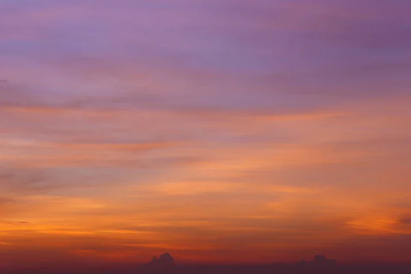 太陽の下で雲と夕暮れの空はあなたの仕事の性質を設計するために立ち上がります背景 — ストック写真