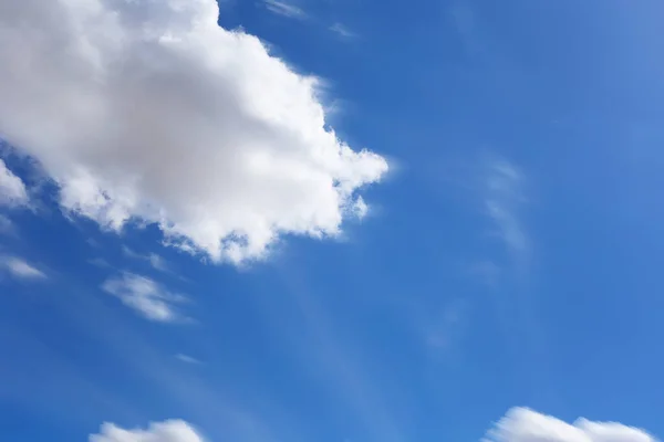 Gündüz Arkaplanda Beyaz Bulutlu Mavi Gökyüzü Tasarım Için Çalışma Fikri — Stok fotoğraf