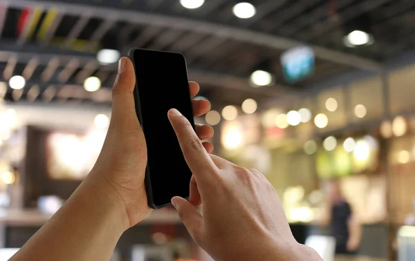 Mão Homem Negócios Segurar Smartphone Usar Dedo Apontar Para Tela — Fotografia de Stock