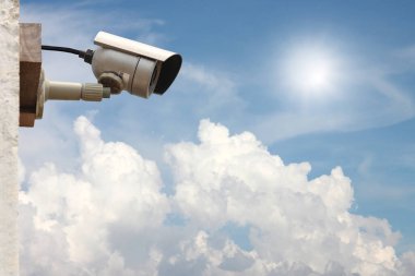 Mavi gökyüzü arkaplanındaki CCTV kamera sistemi kopyalama alanı ile.