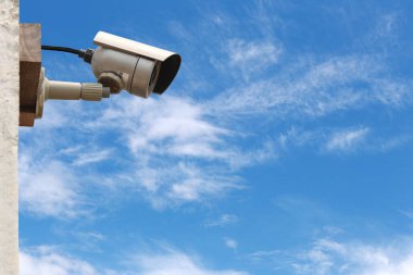 Mavi gökyüzü arkaplanındaki CCTV kamera sistemi kopyalama alanı ile.