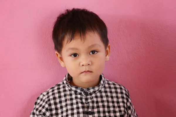 Asijský Chlapec Oblečený Pruhované Košili Dívá Kamery Podezření Koncept Roztomilosti — Stock fotografie