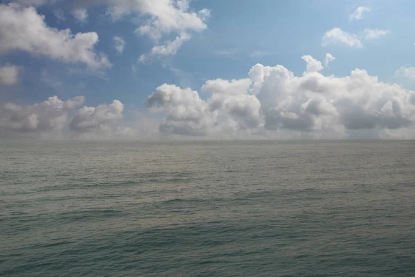 Gladde Zee Blauwe Lucht Overdag Met Heldere Lucht Voor Design — Stockfoto