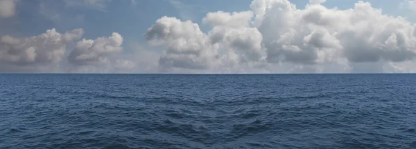 Panorama Pürüzsüz Deniz Mavi Gökyüzü Konseptinizde Tasarım Için Açık Hava — Stok fotoğraf