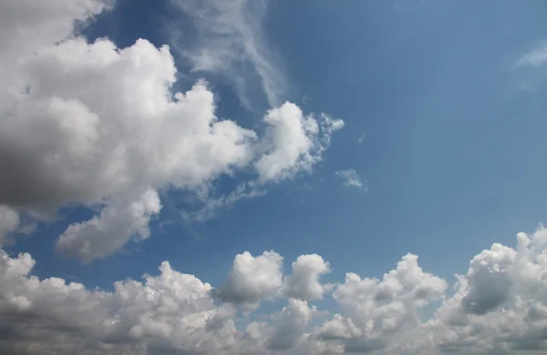 Wolken aan de blauwe hemel. — Stockfoto