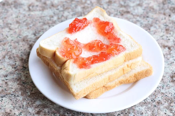 Brood met aardbeienjam. — Stockfoto