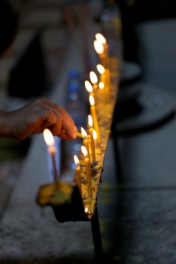 kindle olan el ateş mumu.