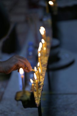 kindle olan el ateş mumu.