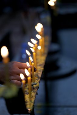 kindle olan el ateş mumu.