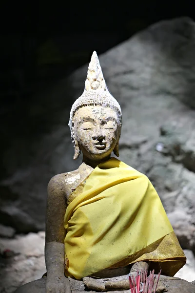 Gamla buddha i tempel av religion buddhistiska. — Stockfoto