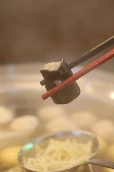 Frikadelle mit Algen und Stäbchen in Würfel geschnitten. — Stockfoto