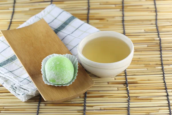 Daifuku de dessert japonais et thé chaud . — Photo