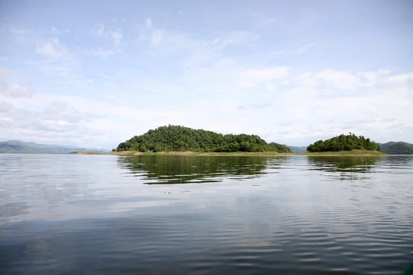 Vista sul lago in Thailandia . — Foto Stock