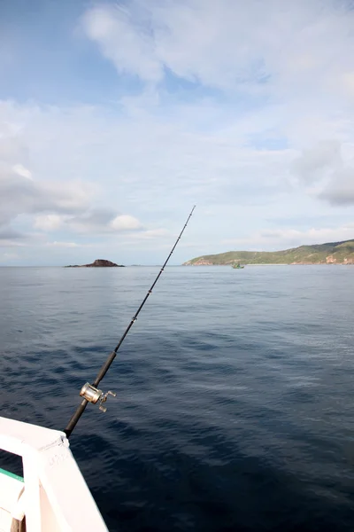 Canna da pesca su una barca . — Foto Stock