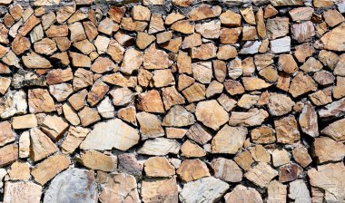 kahverengi taş duvar yüzeyi.