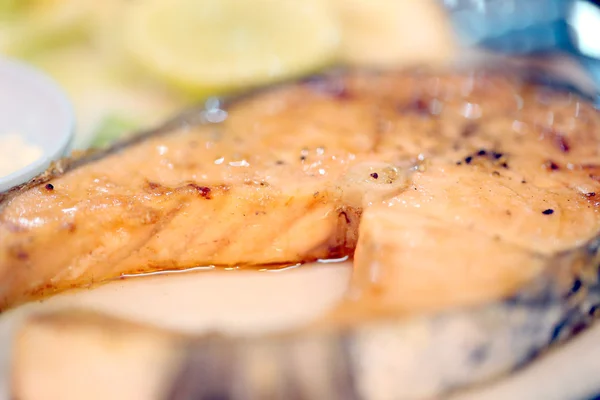 Salmon steak di piring . — Stok Foto