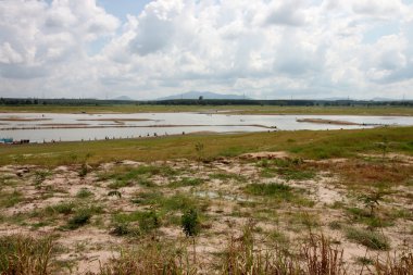 Su kurutulmuş ve mavi gök..