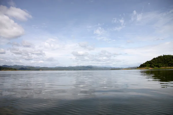 Vista sul lago in Thailandia . — Foto Stock