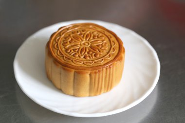 Mooncake beyaz tabak içinde Durian meyvesi.