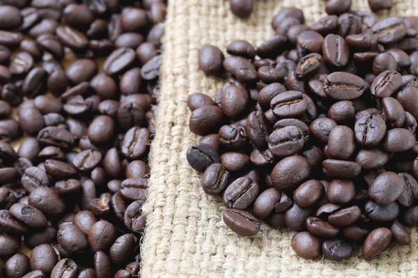 Coffee beans placed on bag sack. — Stock Photo, Image