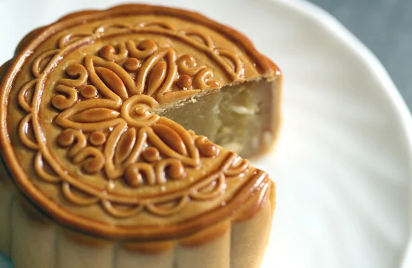 Durian fruit de Mooncake dans un plat blanc . — Photo