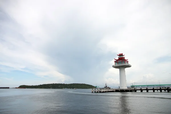 Vuurtoren op kustgebied. — Stockfoto