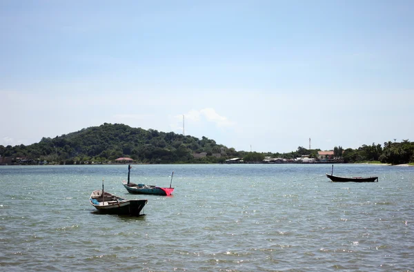 Côtier ont un petit bateau de pêche amarré sur la mer . — Photo