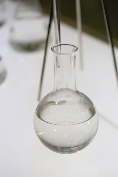 Glasflaschen für Chemie-Experimente. — Stockfoto