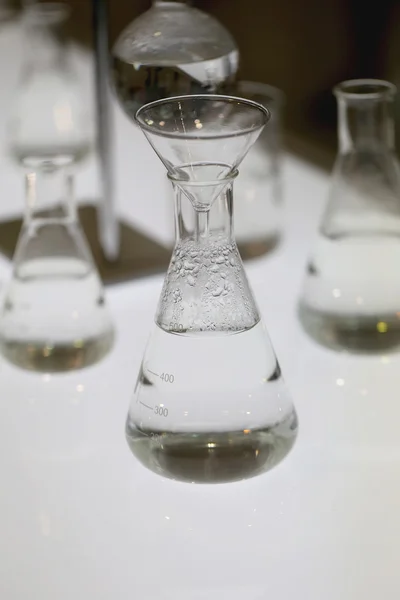 Glasflaschen für Chemie-Experimente. — Stockfoto