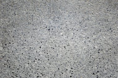 Karanlık yol yüzeyi.