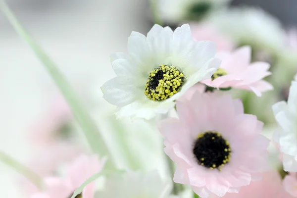 人工花のカラフルなフォーカス. — ストック写真