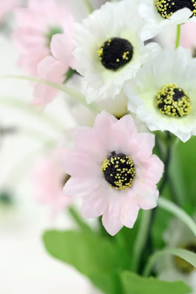 人工花のカラフルなフォーカス. — ストック写真