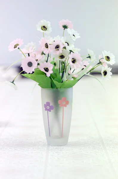 Foco colorido de flores artificiais . — Fotografia de Stock