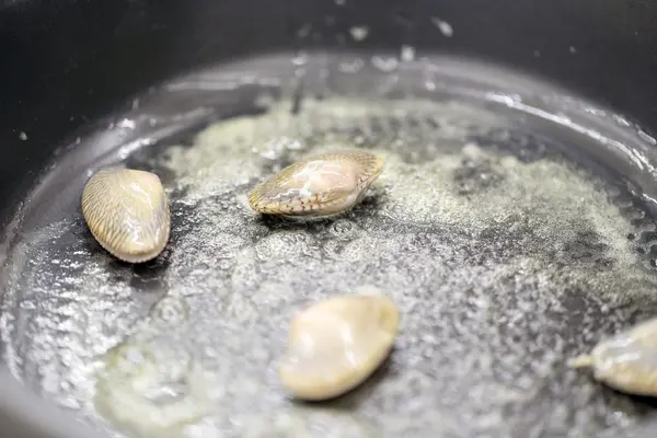 Stekt baby musslor med smör. — Stockfoto