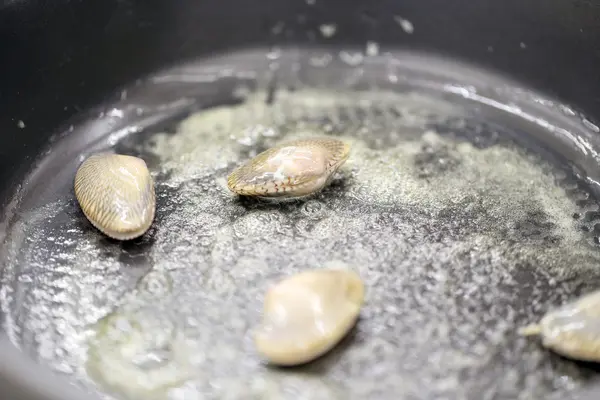 Gebakken baby kokkels met boter. — Stockfoto