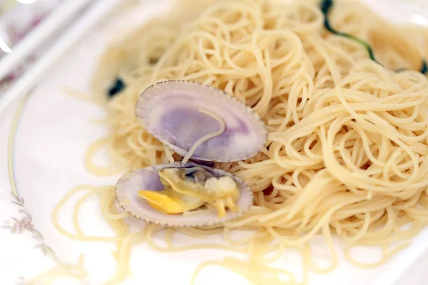 Reisnudeln gebratene Venusmuscheln mit Butter. — Stockfoto