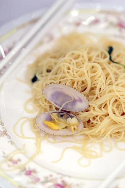 Fideos de arroz almejas fritas con mantequilla . — Foto de Stock