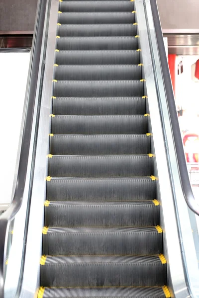 Escaleras mecánicas en el centro comercial. — Foto de Stock