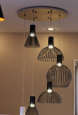 Modern siyah lambalar.