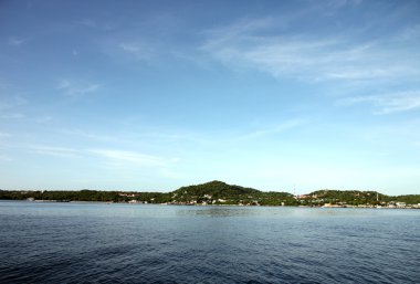 Deniz ve açık bir günde kıyısında.