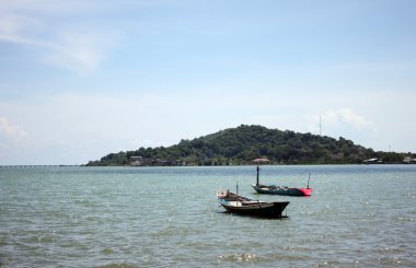 Kıyı var küçük bir balıkçı tekneleri demirleyen denizde.