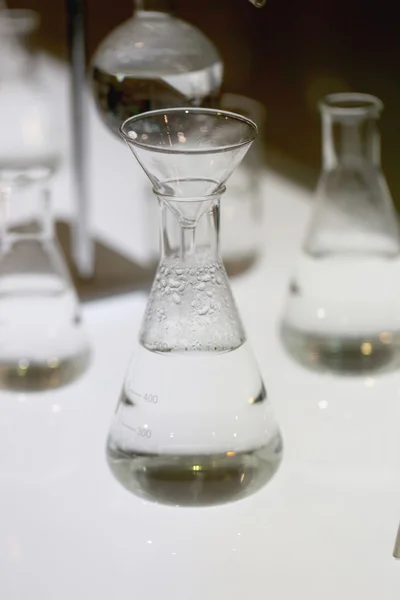 Garrafas de vidro usadas em experimentos de química . — Fotografia de Stock