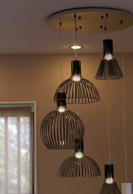 Modern siyah lambalar.