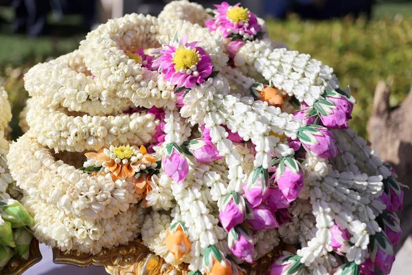 Garland van bloemen in gebruiksvoorwerp. — Stockfoto