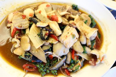 Beyaz bir tabak kızarmış karışık deniz ürünleri karıştırın.