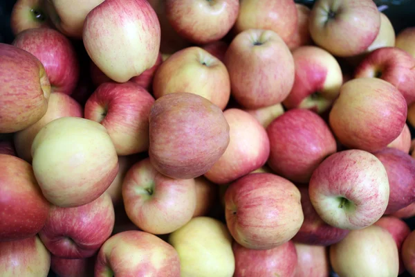 Hög med rött äpple frukt är hälsosam mat. — Stockfoto