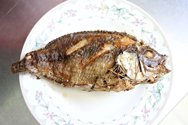 Peixe frito em um prato . — Fotografia de Stock